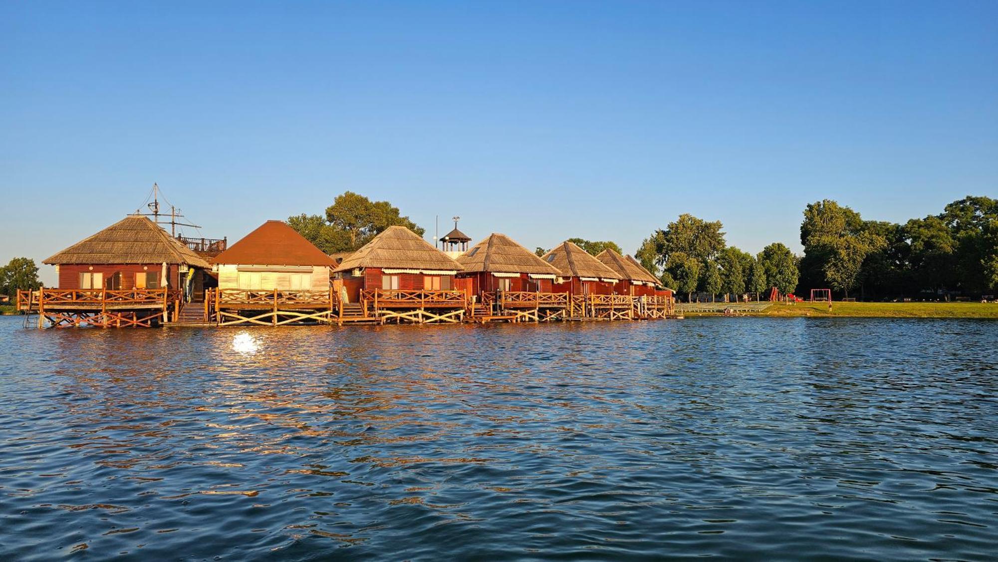 Tahiti Sunshine - Chatka Na Vode Senec Extérieur photo